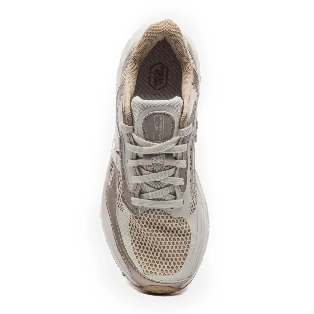 Visão superior do tênis New Balance bege/off-white mostrando cabedal em mesh e cadarço